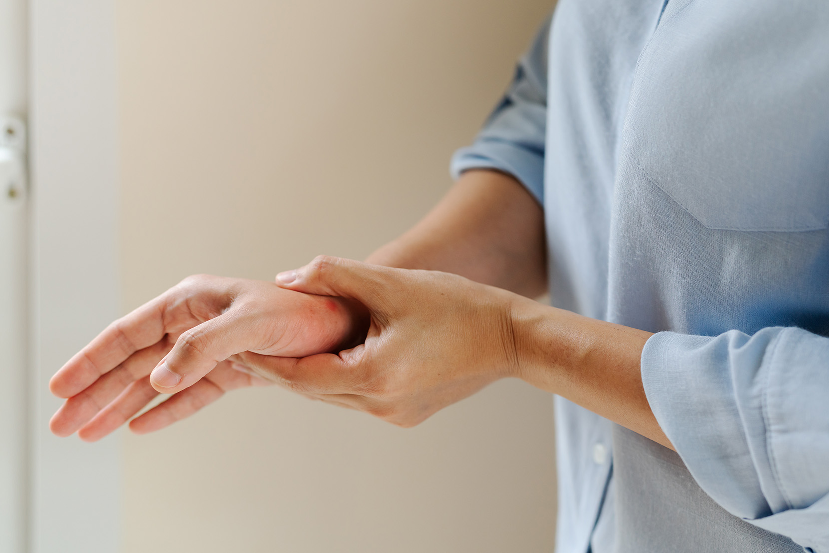 žena-trpí-bolestí-kloubu-drží-se-za-zapěstí